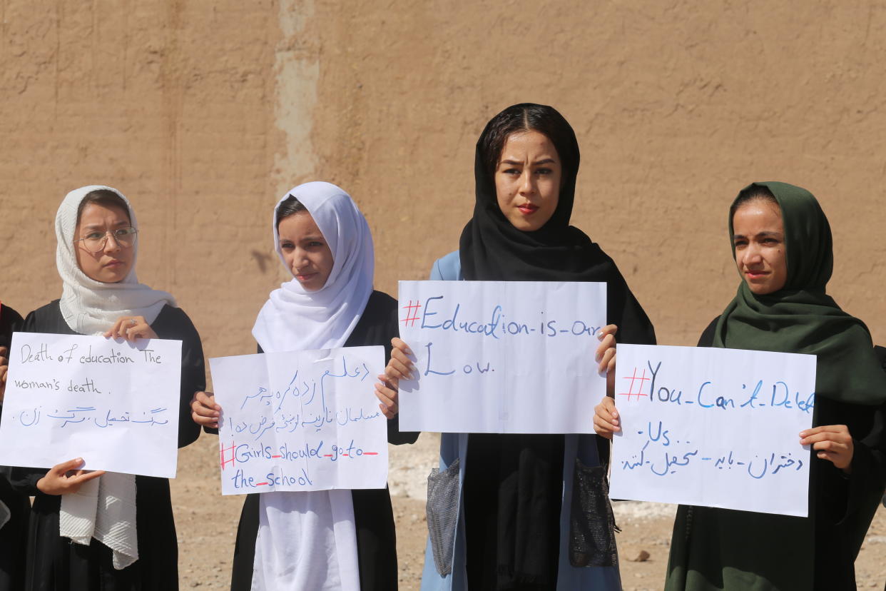Junge Frauen demonstrieren am 20. September in Herat für ihr Recht auf Bildung (Bild: Stringer/Anadolu Agency via Getty Images)