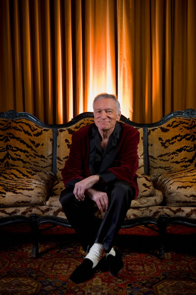 <p>Hefner en su mansión con su famosa chaqueta tipo smoking en 2009. (Jay L. Clendenin/Los Angeles Times via Getty Images) </p>