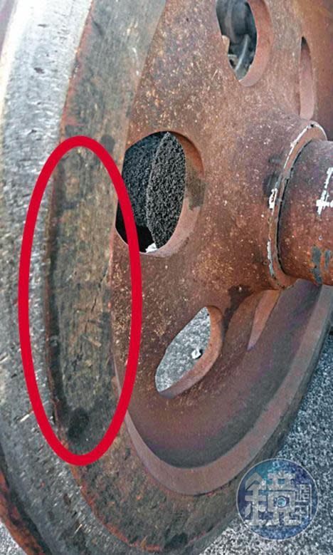 林鐵員工指出，不少車輪已磨耗嚴重，周圍不平整（紅圈處），隱藏出軌危機。（讀者提供）