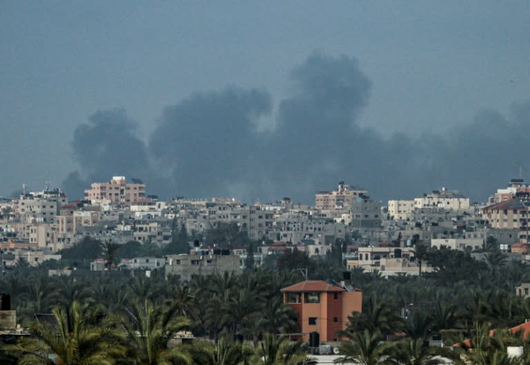 Una gran humareda se levanta en el horizonte de Nuseirat, el 27 de abril de 2024 en el centro de la Franja de Gaza (-)