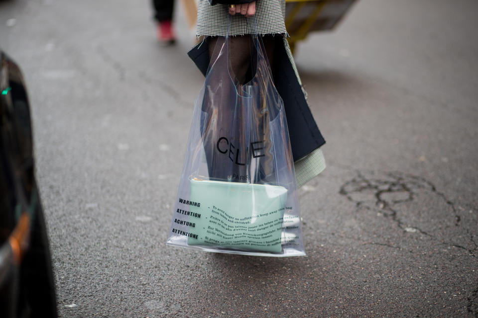 <p>Model carries a clear plastic Céline tote with mint clutch. (Photo: Getty Images) </p>