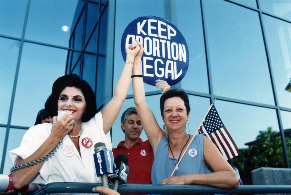 Attorney Gloria Allred and Norma McCorvey at a pro-choice rally in California in July 1989. (Photo: Bob Riha Jr via Getty Images)