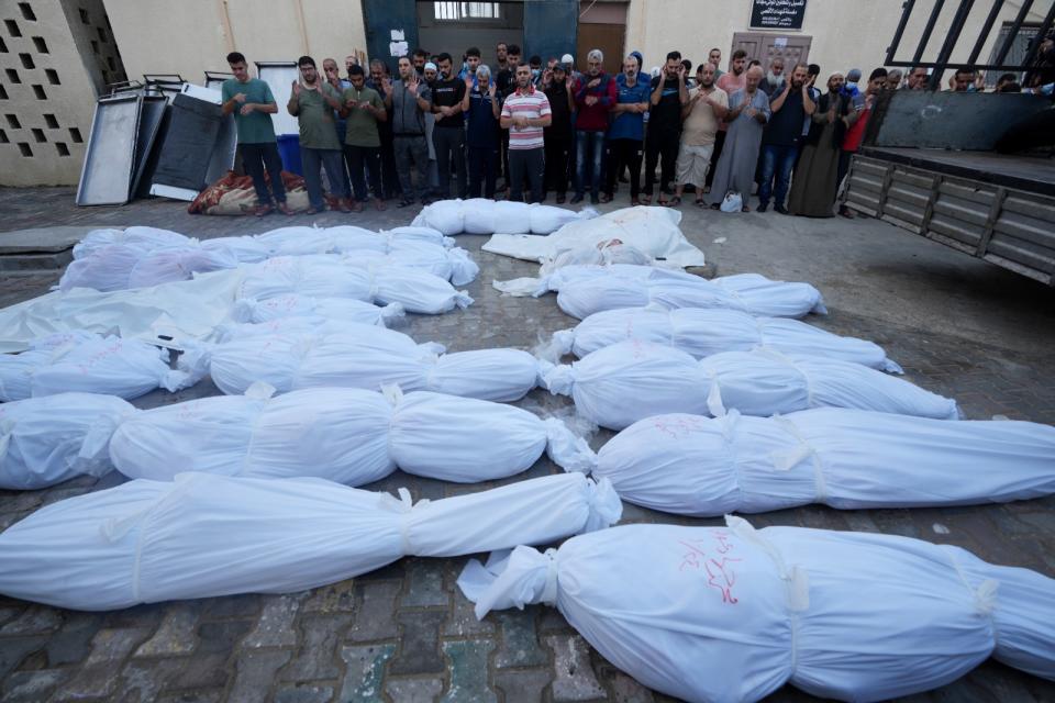 2023年10月24日，加薩中部迪爾巴拉（Deir al-Balah）為空襲死者祈禱，準備下葬。美聯社