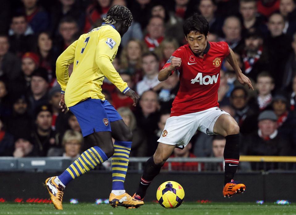 Arsenal's Bacary Sagna challenges Manchester United's Shinji Kagawa (R) during their English Premier League soccer match at Old Trafford in Manchester, northern England, November 10, 2013.