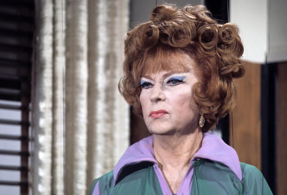 Llevarse bien con la suegra puede ser una tarea difícil. De hecho la terrible suegra Endora (Agnes Moorehead) de Bewitched, serie emblemática de principios de los años 70, lo hace imposible. (Photo by ABC Photo Archives/Disney General Entertainment Content via Getty Images)