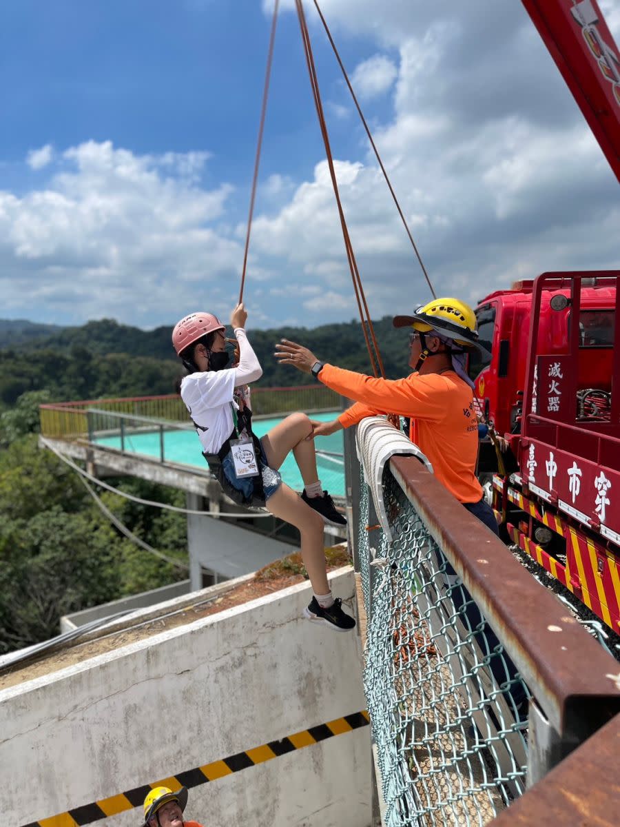 消防局出動車輛協助辦消防魔法夏令營。台中市消防局提供