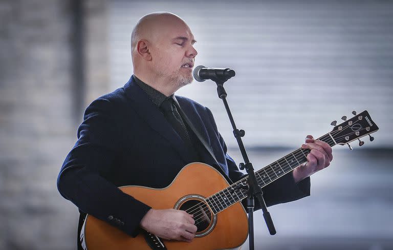 Billy Corgan también se sumó al homenaje con guitarra en mano. 