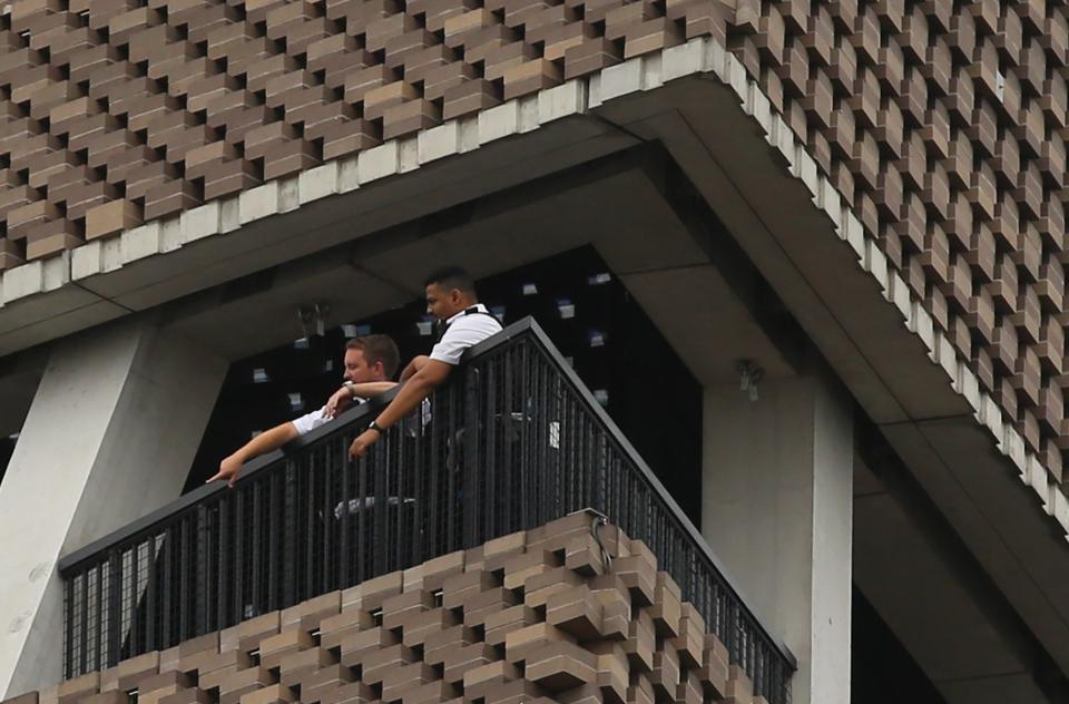 Police Officers point to the crime scene from the tenth floor at the Tate Modern (NIGEL HOWARD ©)