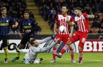 Football Soccer - Inter Milan v Southampton - UEFA Europa League Group Stage - Group K - San Siro Stadium, Milan, Italy - 20/10/16 Southampton's Charlie Austin in action with Inter Milan's Samir Handanovic Reuters / Alessandro Garofalo Livepic