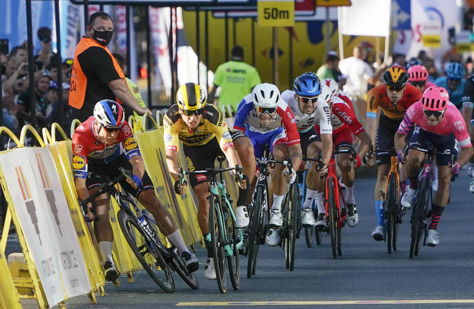 El ciclista holandés Fabio Jakobsen (derecha) al impactarse en la tramo final del Tour de Polonia, en Katowice, el miércoles 5 de agosto de 2020. (AP Foto/Tomasz Markowski)