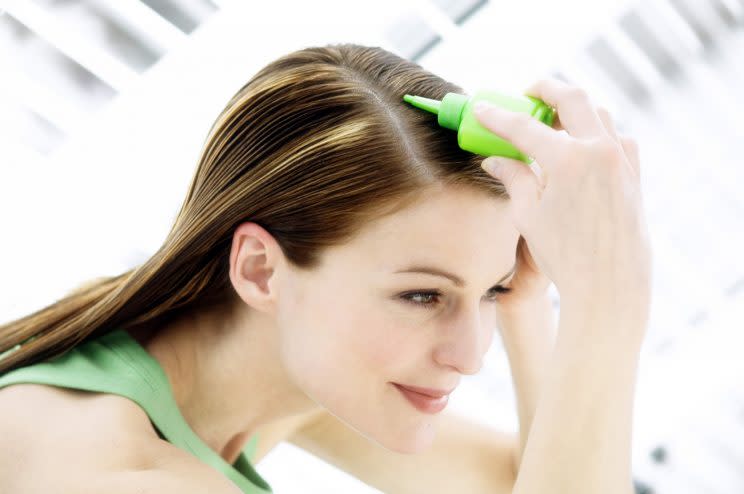 Ojo con lo que haces en casa. Oxigenarse el pelo en el cuarto de baño puede salirte caro. Pide consejo profesional y no uses cualquier producto, aunque sea barato y hablen bien de él en las redes. (Foto: Getty)