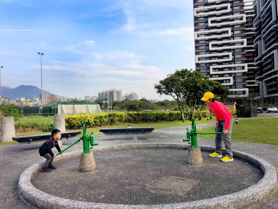 懷舊手壓式幫浦也很適合親子玩。   圖：新北市水利局提供