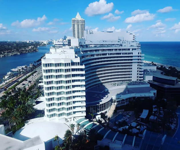 <p>L’hôtel <em>Fontainebleau Miami Beach</em> possède notamment un spa de luxe avec vue sur l’océan.<br> Crédit photo : Instagram @samhutch1008 </p>