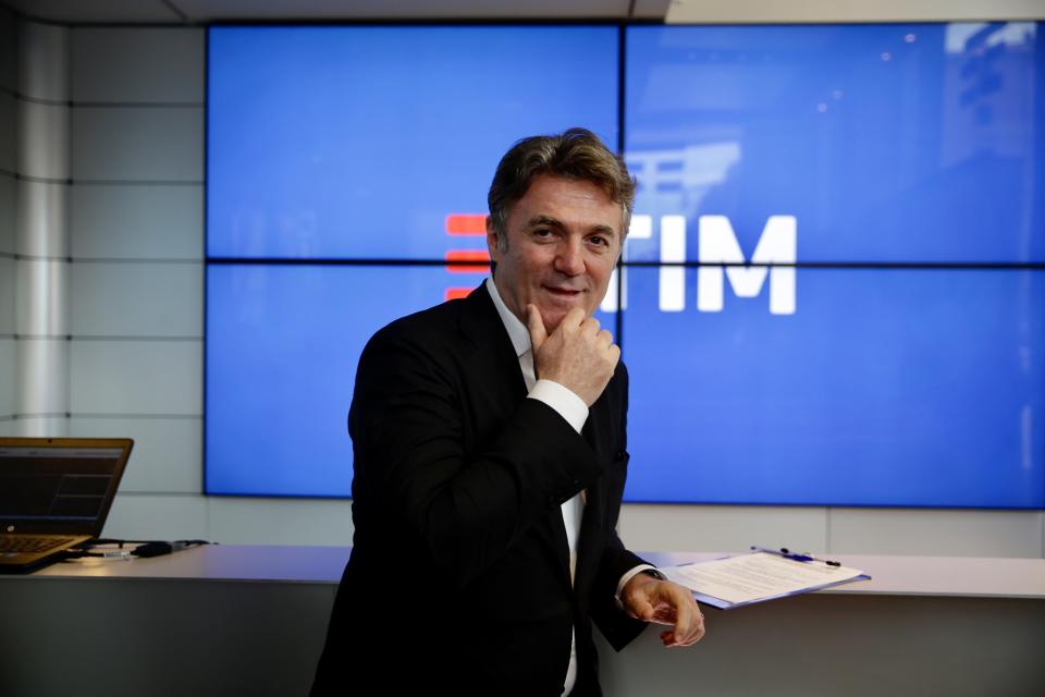 <p>Flavio Cattaneo lascia Telecom Italia dopo appena 16 mesi con una maxi-buonuscita da 25 milioni di euro lordi, compresi 2,1 milioni per patto di non concorrenza. </p>