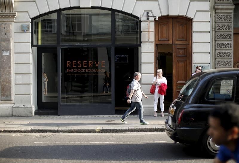 People pass by the Reserve Bar Stock Exchange in the City of London, Britain July 3, 2015. REUTERS/Peter Nicholls