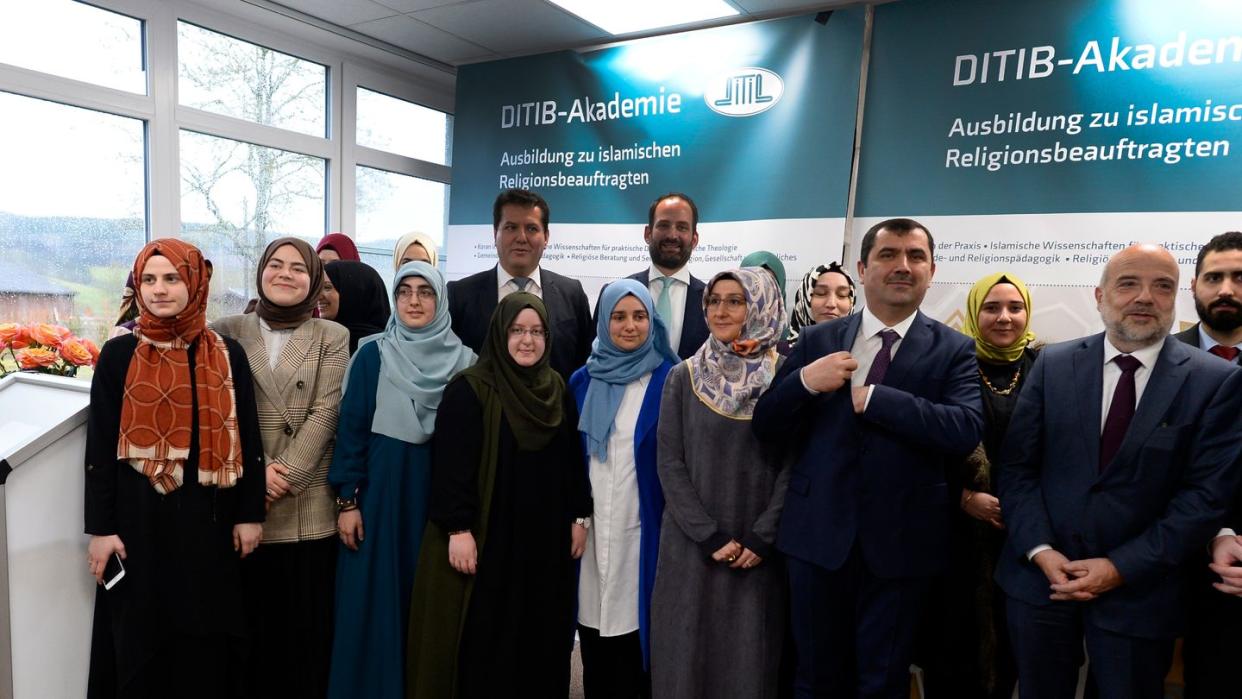 Kazim Türkmen (2.v.r), Vorsitzender Ditib Bundesvorstand, und Markus Kerber (r.), Staatssekretär im Bundesinnenministerium, mit ersten Teilnehmern der Imam-Ausbildung.