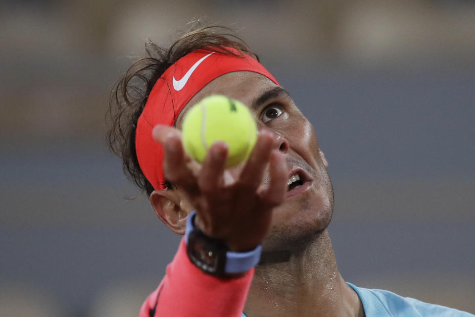 Rafael Nadal saca ante Egor Gerasimov por la primera ronda del Abierto de Francia, el lunes 28 de septiembre de 2020, en París. (AP Foto/Alessandra Tarantino)