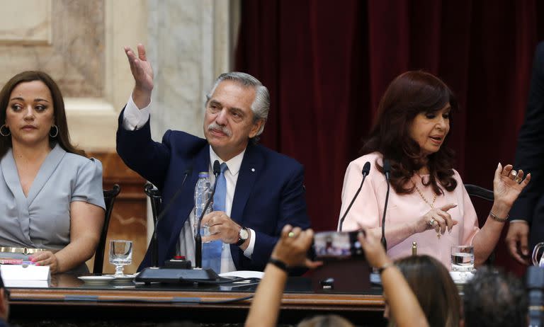 Alberto Fernández, en la Asamblea Legislativa, el 1° de marzo, entre Cecilia Moreau y Cristina Kirchner