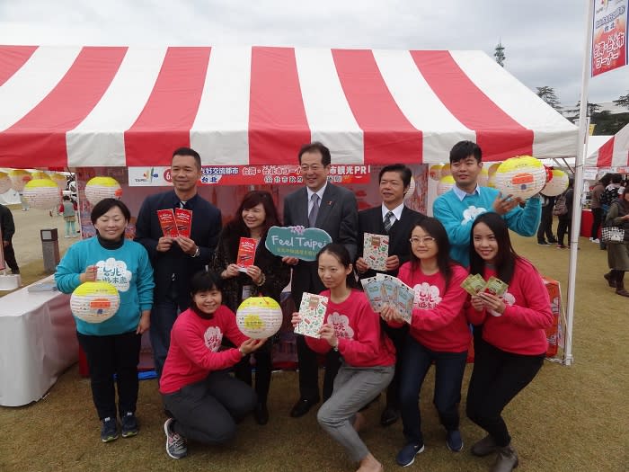 松山市市長野志克仁(後排中)在「愛媛松山產業祭」為臺北館站臺