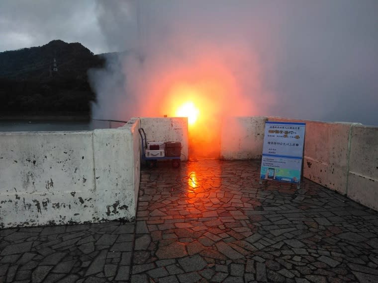 水利署表示，今日鋒面及東北季風通過，降雨雲系靠近北台灣，因此今日上午在石門水庫進行人工增雨。   圖：水利署／提供