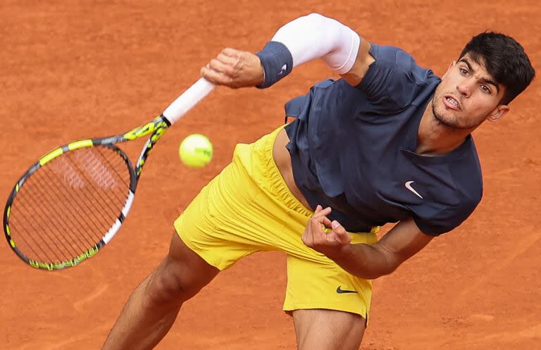 Carlos Alcaraz durante su contundente debut ante Jeffrey John Wolf en París