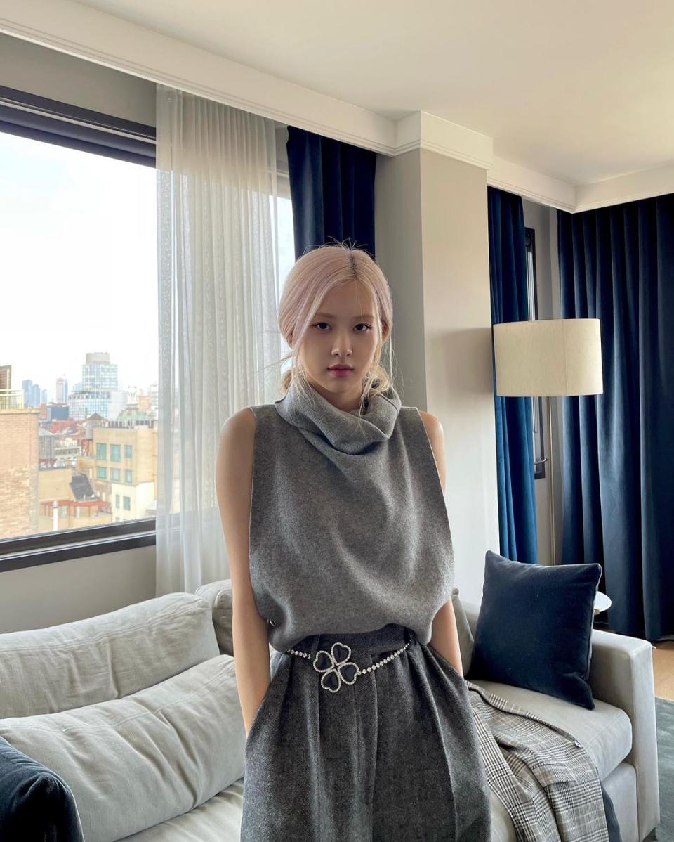 Blackpink Rosé 演繹 YSL 造型。