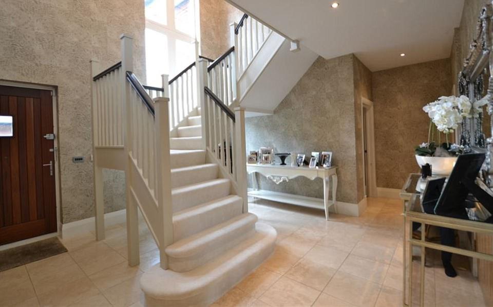 <p>An inviting entrance hall (Image: Rightmove). </p>