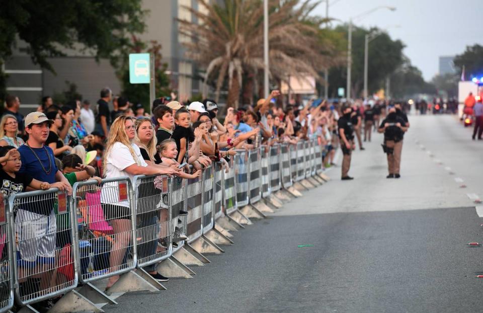 Crowds line Manatee Avenue during the 2021 De Soto Grand Parade. Tiffany Tompkins/ttompkins@bradenton.com