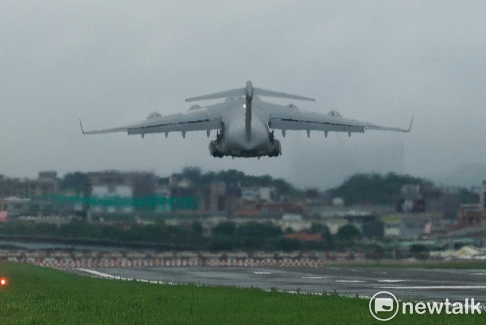 美軍C-17運輸機上午11時左右從松山機場起飛。   圖：張良一/攝