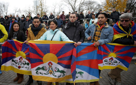 Several spectators raised a Tibetian flag in protest - Credit: DPA