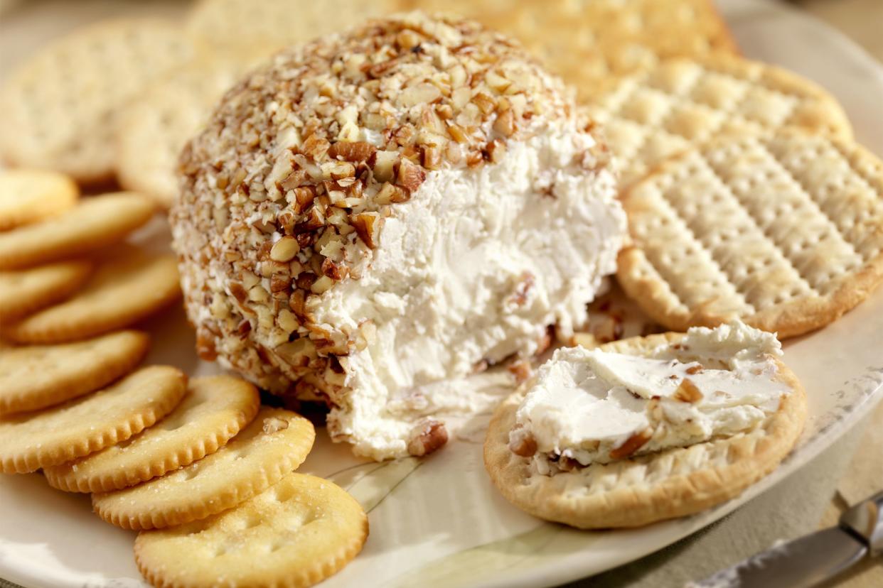 Cheese ball with crackers