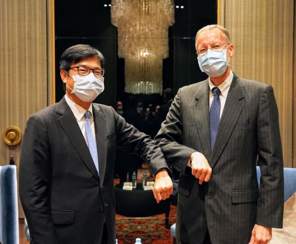 美國在台協會（AIT）處長酈英傑與高雄市長陳其邁。   圖 : 翻攝自美國在台協會 AIT 臉書