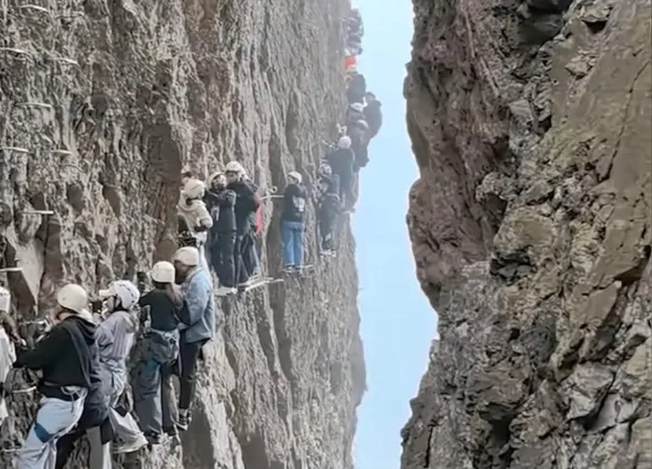 <strong>浙江雁蕩山傳出遊客攀岩「塞人」掛在半山腰超1小時。（圖／翻攝星視頻）</strong>