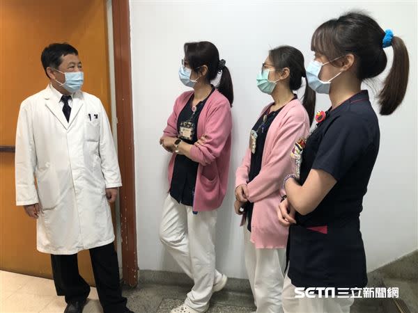 台中榮總腎臟科主任陳呈旭與器捐協調護理師，（下圖左至右）馮雅筠、陳怡璇和吳佳倩。（圖／記者張雅筑攝）