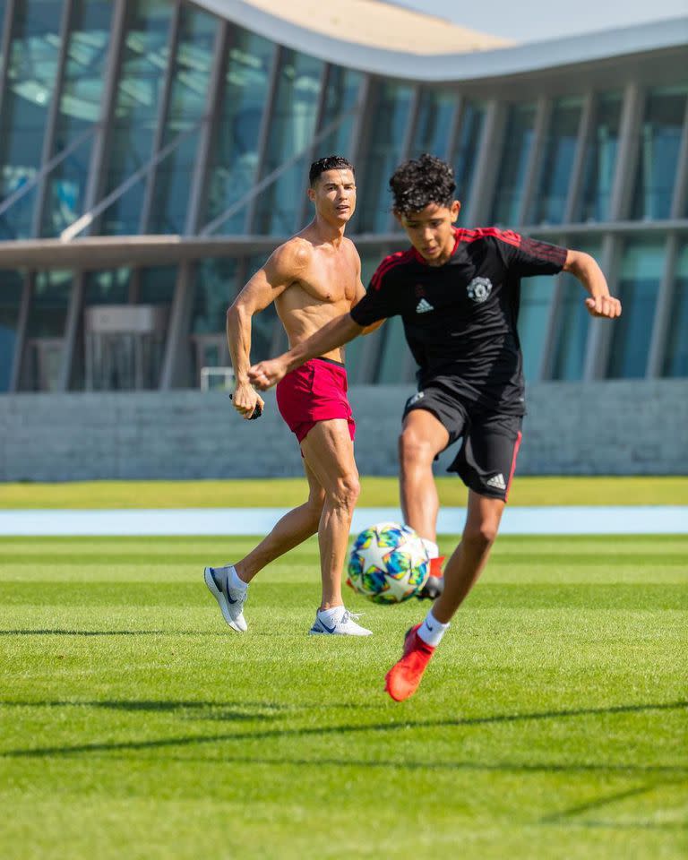 Cristiano Ronaldo junto a su hijo