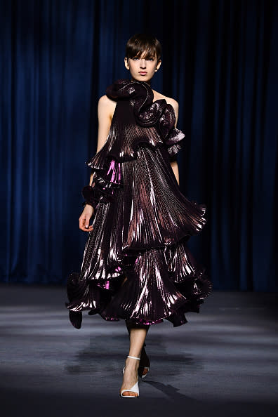 <p>Este diseño de Givenchy, formado de holanes rizados, evoca una suculenta berenjena. Solo para excéntricas. <em>Foto: Pascal Le Segretain/Getty Images </em> </p>