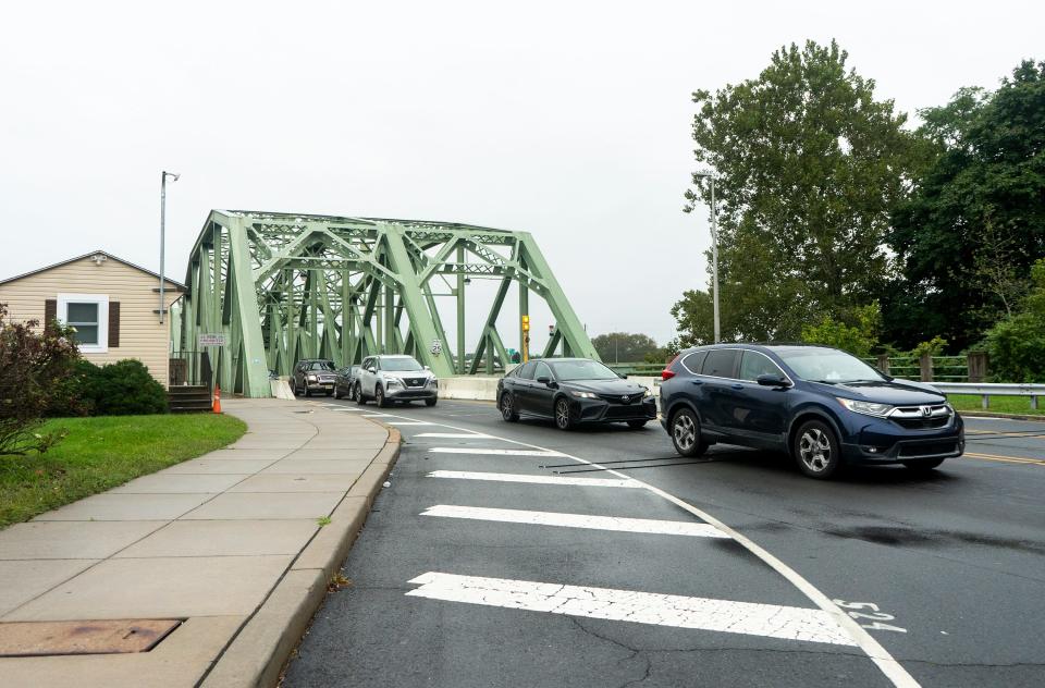 Traffic crossese a bridge in Morrisville, Bucks County. Working from home has cut the commute for more than 603,000 workers in Pennsylvania in 2021, a 115% jump from home workers in 2018, according to census data.