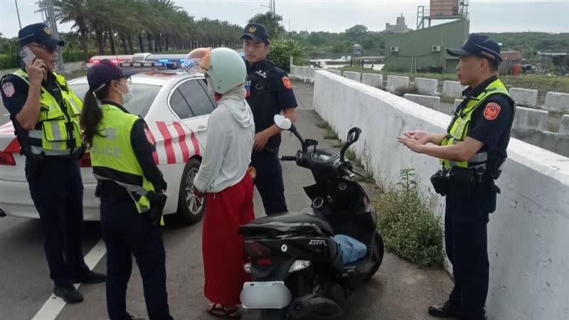 女騎士硬闖國道，直到屏東縣東港鎮下交流道，才被攔停。（圖／翻攝畫面）