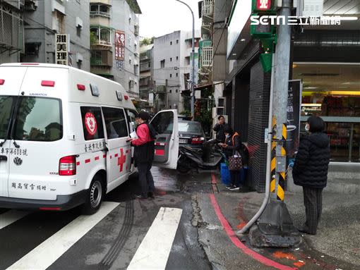 該名居家隔離的男子遭到強制送醫（圖／翻攝畫面）