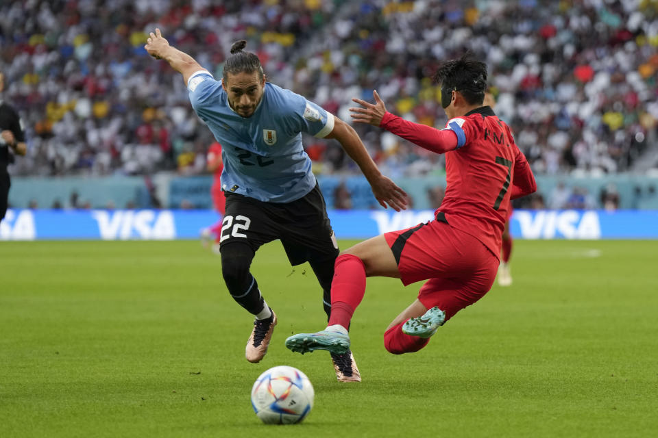 El uruguayo Martín Cáceres (izquierda) y el surcoreano Son Heung-min durante el partido contra Corea del Sur por el Grupo H del Mundial en Al Rayán, Qatar, el jueves 24 de noviembre de 2022. (AP Foto/Alessandra Tarantino)