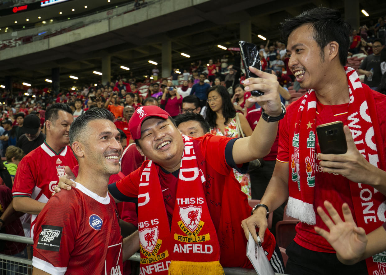 Former Liverpool midfielder Luis Garcia (left) posing with Reds fans at the Battle of the Reds tournament. (PHOTO: World Football Legends)