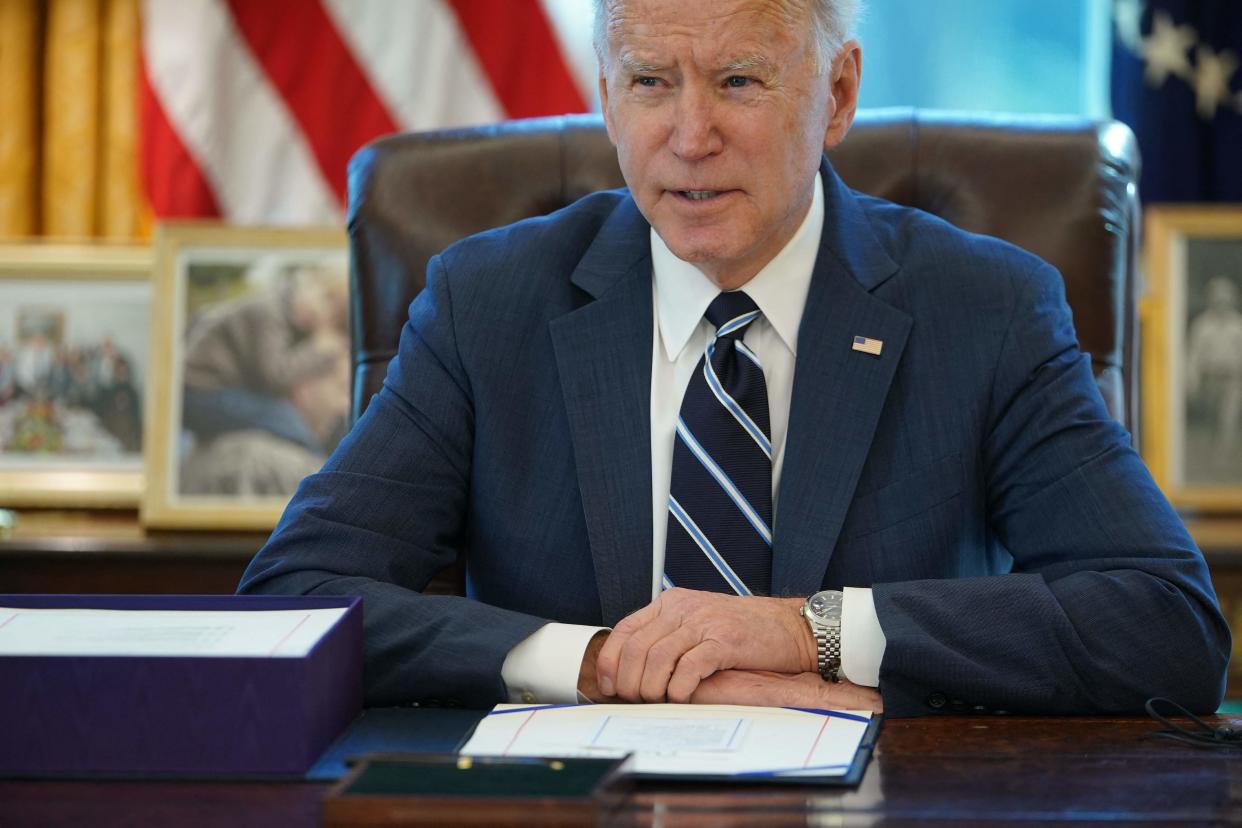 <p>La ceremonia de firma de Biden para la nueva ley el jueves se produce en el primer aniversario de la declaración de la Organización Mundial de la Salud (OMS) de la crisis de COVID-19. </p> (AFP via Getty Images)