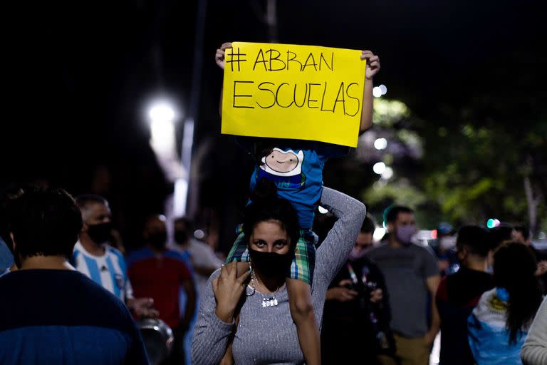 Protestas frente a la quinta de Olivos por las restricciones anunciada por el gobierno nacional debido a la pandemia por coronavirus el 14 de Abril de 2021.