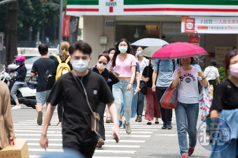 氣象局指出，今日太平洋高壓減弱，但各地仍為晴到多雲且高溫炎熱。（本刊資料照）