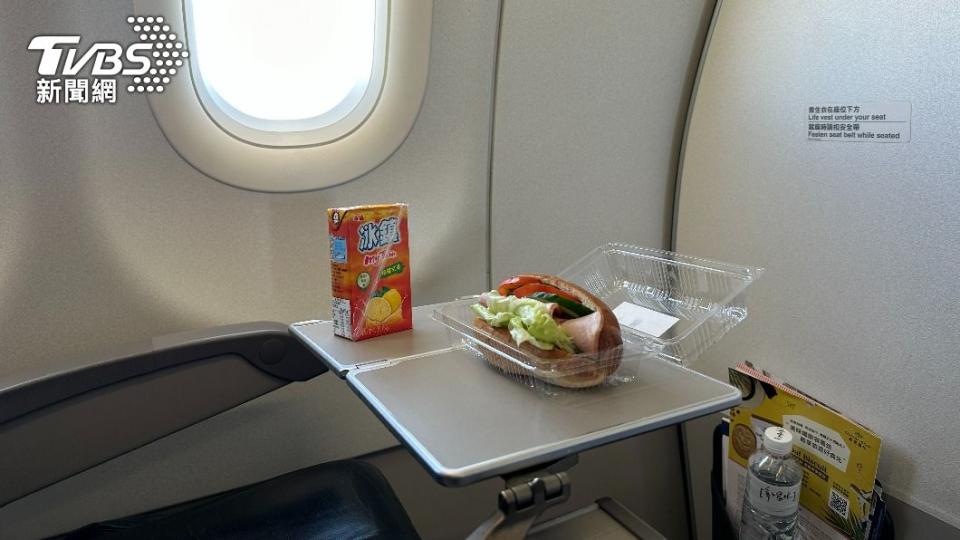 因桃園-佐賀航程約兩小時，因此機上僅提供簡單冷餐。（圖／葉韋辰攝）