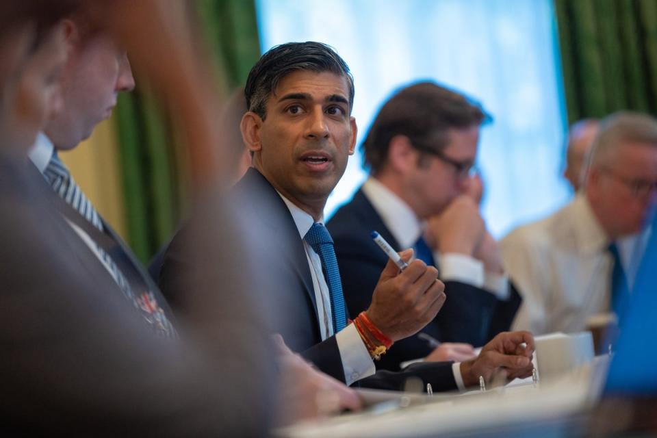 Prime Minister Rishi Sunak hosts a cross government briefing on RAAC in the cabinet room in 10 Downing Stree (Simon Walker/No 10 Downing Street)