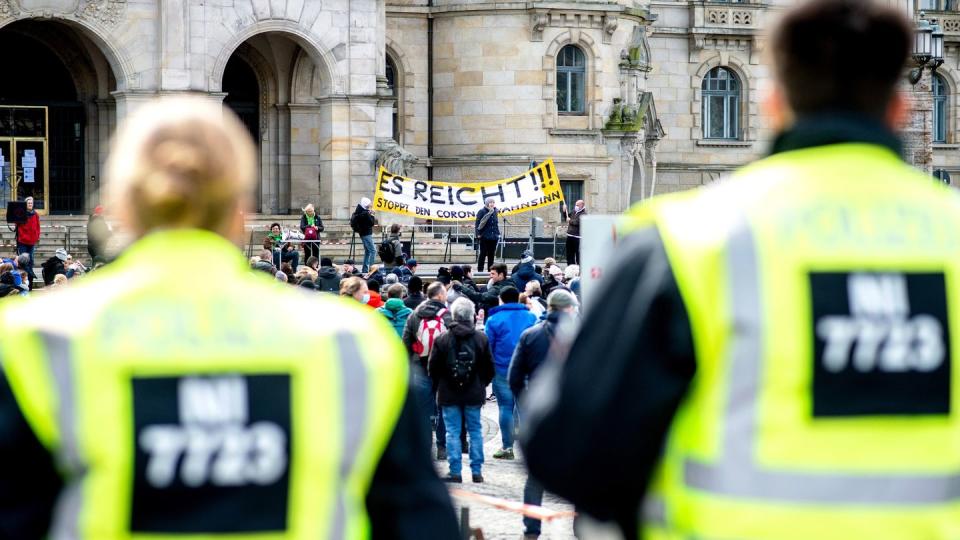 Einsatzkräfte der Polizei sichern eine Demonstration der Bewegung «Es reicht!» in Hannover.