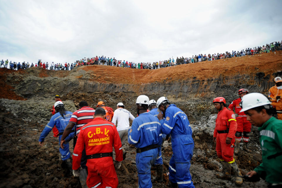 Rescue teams arrive to search for survivors at a collapsed illegal gold mine in Santander de Quilichao, southern Colombia, Thursday, May 1, 2014. Colombian rescuers hunted for more than a dozen people feared trapped beneath debris left by in the collapse of an illegal gold mine that killed at least three people, officials said. (AP Photo/El Pais, Oswaldo Paez)