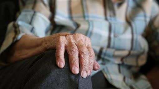 96歲老人愛上保母。（示意圖／翻攝自Pixabay）