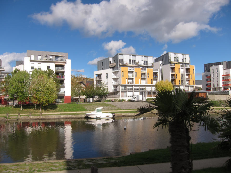 <p>La ville bretonne est très attractive, avec des prix encore raisonnables (2500 €/m² en moyenne), et le développement de quartiers d’affaires et d’une deuxième ligne de métro.</p>